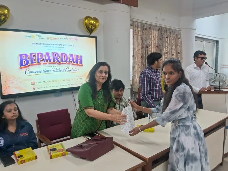 Dr. Sunita Sajnani interacting with an attendee during the Bepardah event