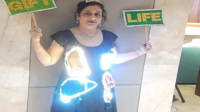 Dr. Sunita promoting organ donation with Gift Life signs